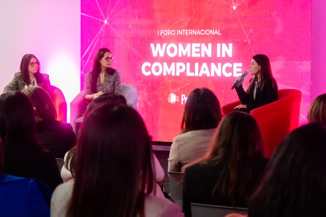 https://icompliancepe.s3.us-east-2.amazonaws.com/assets/women/46.jpg